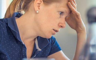 Bóle głowy i karku od siedzenia przy komputerze – jak sobie pomóc bez leków?