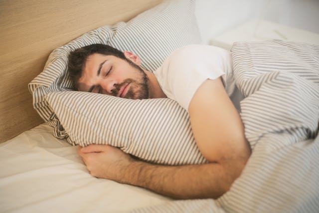 Jak poprawić jakość snu, gdy ciało nie potrafi się rozluźnić?