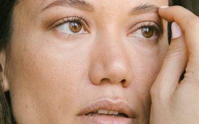 Opadające powieki — problem estetyczny czy zdrowotny? Kiedy warto zgłosić się do specjalisty