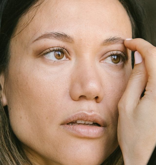 Opadające powieki — problem estetyczny czy zdrowotny? Kiedy warto zgłosić się do specjalisty