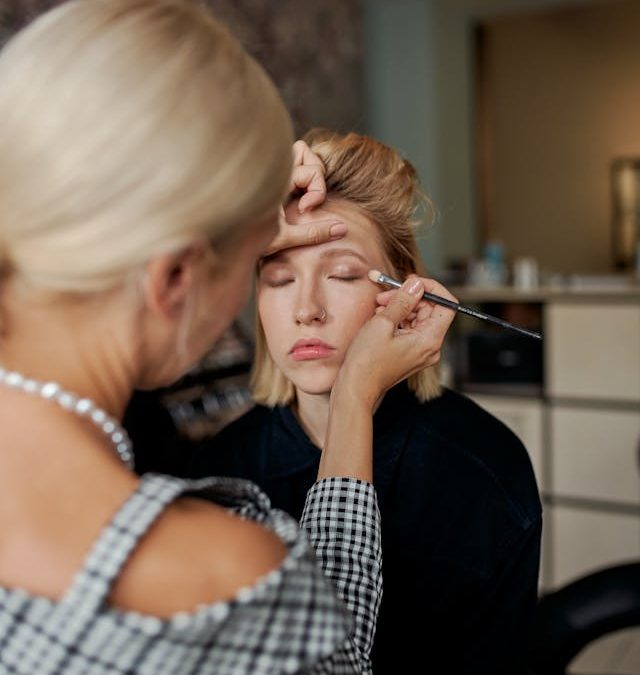 Nowoczesne metody odmładzania okolicy oczu — od pielęgnacji po zabiegi medyczne