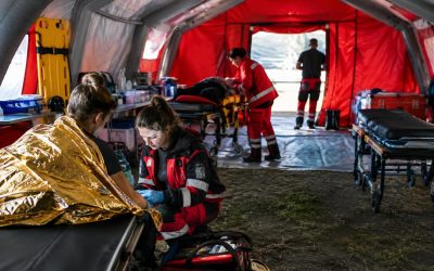 Namiot ratowniczy pneumatyczny jako tymczasowy punkt pomocy medycznej – jakie wyposażenie i rozwiązania organizacyjne warto przewidzieć?